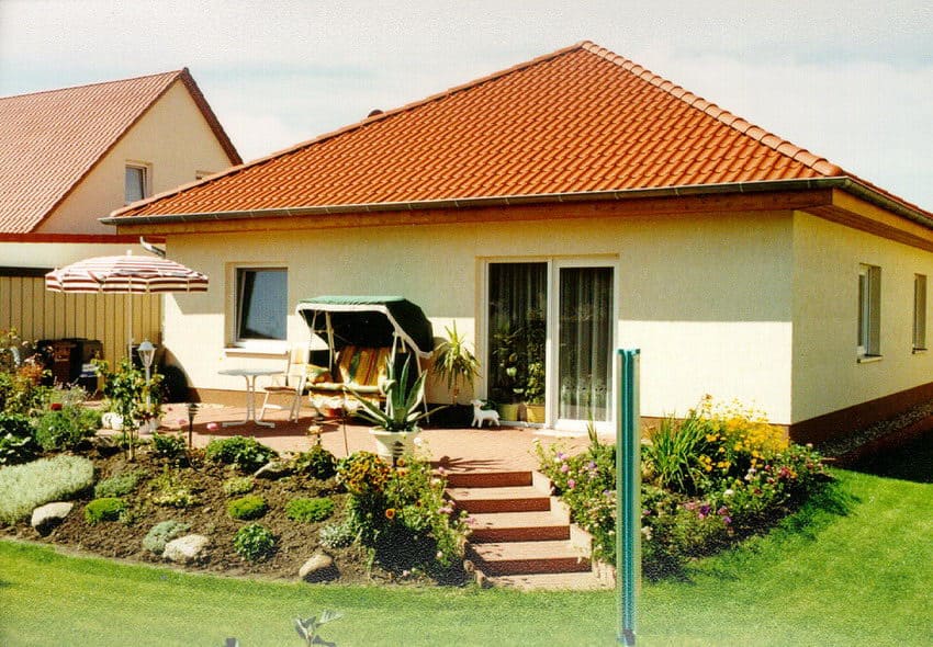Bungalow Schönebeck mit rotem Walmdach und Gartenterrasse