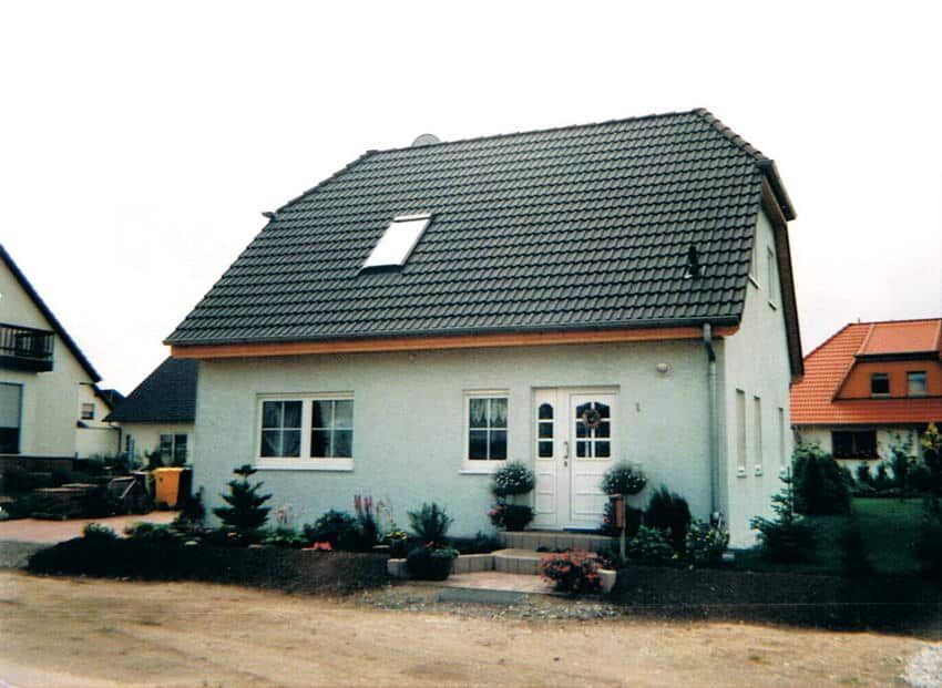 Einfamilienhaus Barby mit weißer Fassade und Dachfenster