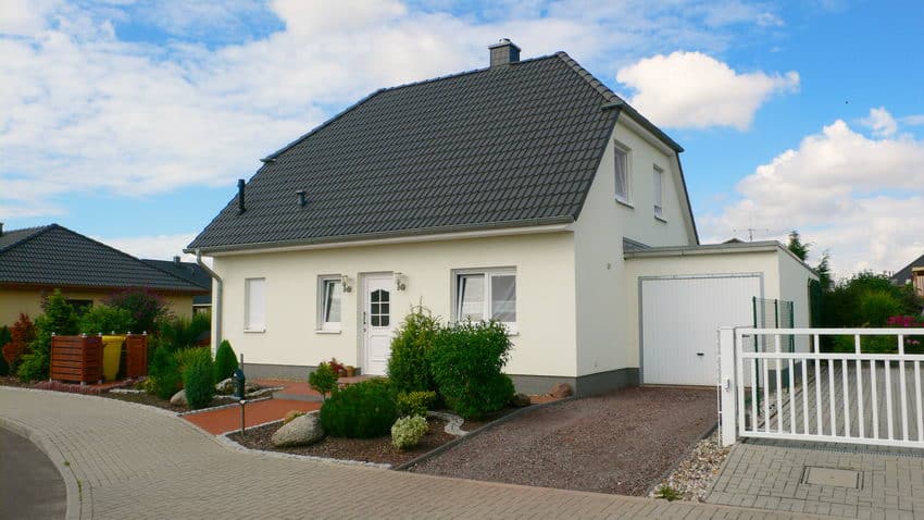 Einfamilienhaus Barleben mit dunklem Satteldach und Garage