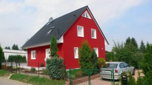 Einfamilienhaus Biederitz mit roter Fassade und Satteldach