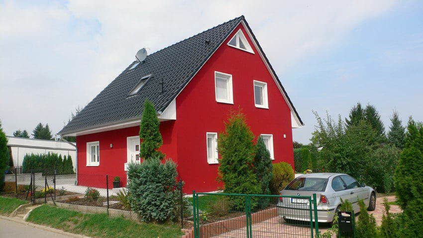 Einfamilienhaus Biederitz mit roter Fassade und Satteldach