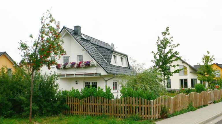 Einfamilienhaus Blankenburg mit Satteldach hinter Holzzaun