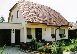 Einfamilienhaus Burg mit angebauter Garage und Vorgarten