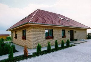 Bungalow Calbe mit rotem Walmdach und Klinkerfassade
