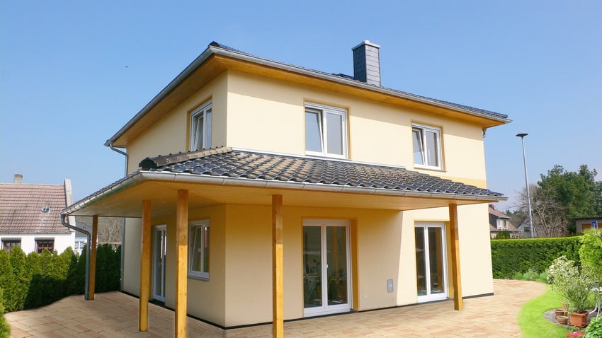 Stadtvilla Dessau mit Walmdach und überdachter Terrasse