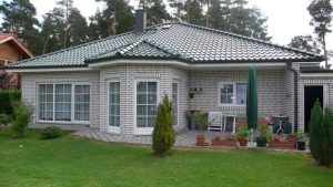 Bungalow Falkensee mit Walmdach und heller Klinkerfassade