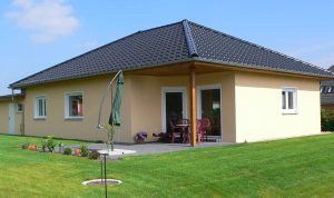 Bungalow Flechtingen mit Walmdach und Terrasse im Garten