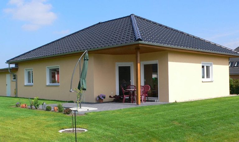 Bungalow Flechtingen mit Walmdach und Terrasse im Garten