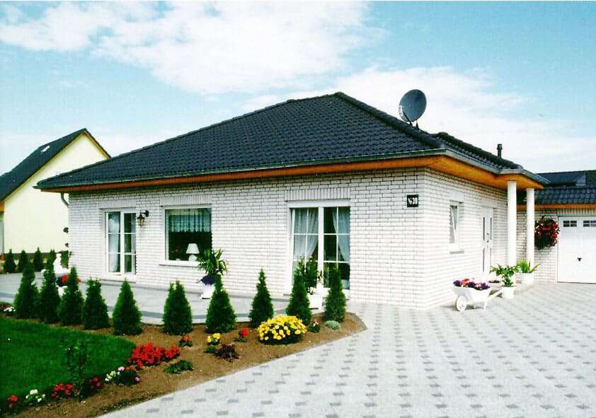 Bungalow Genthin mit grünem Walmdach und Klinkerfassade