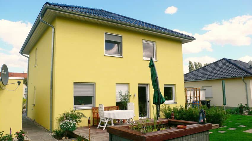 Stadtvilla Gifhorn mit gelber Fassade und Terrasse