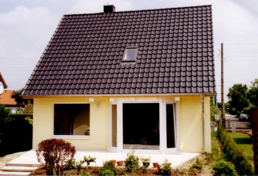 Einfamilienhaus Glinde mit steilem Satteldach und Terrasse