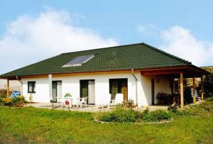 Bungalow Glöthe mit Walmdach und überdachter Terrasse