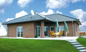 Bungalow Gübs mit Walmdach und Klinkerfassade