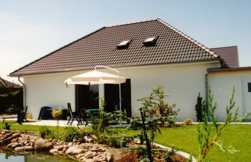 Bungalow Haldensleben mit Walmdach und Gartenterrasse