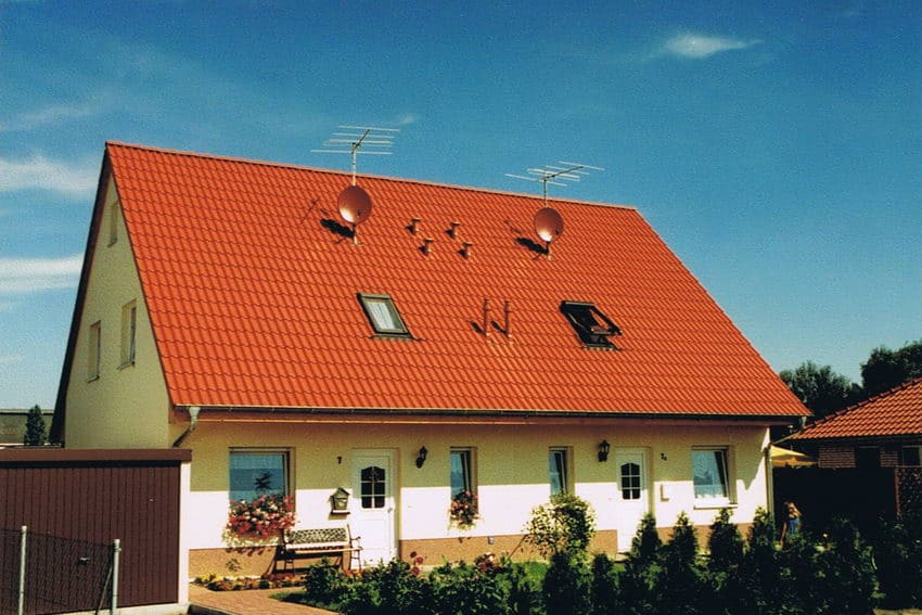 Doppelhaus Halle mit rotem Satteldach und Dachfenstern