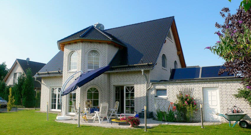 Einfamilienhaus Jersleben mit Rundturm-Erker und Terrasse