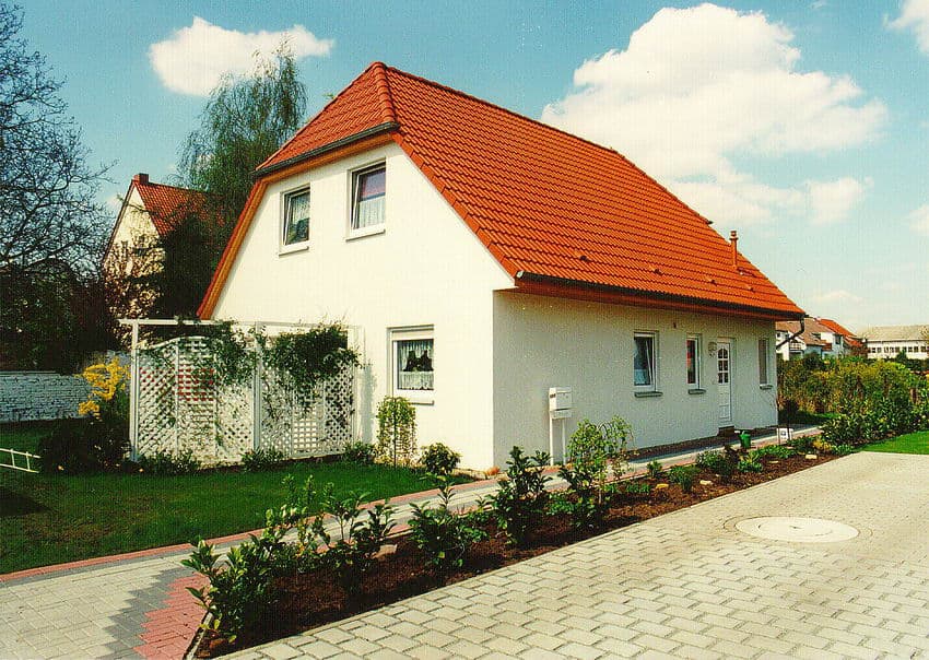 Einfamilienhaus Magdeburg mit rotem Satteldach und Auffahrt