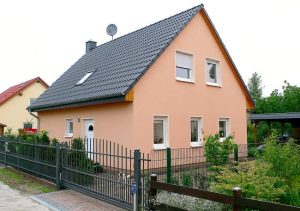 Einfamilienhaus Möckern mit Satteldach und Vorgartenzaun