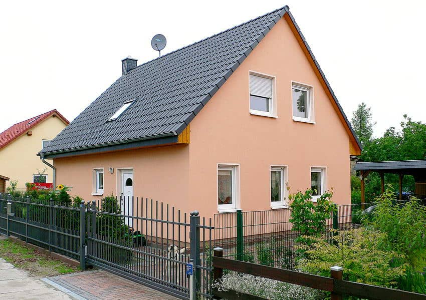 Einfamilienhaus Möckern mit Satteldach und Vorgartenzaun