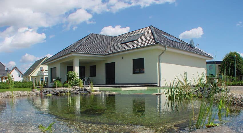 Bungalow Möser mit Walmdach am Schwimmteich