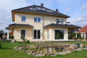 Stadtvilla Saale mit Walmdach und Gartenteich