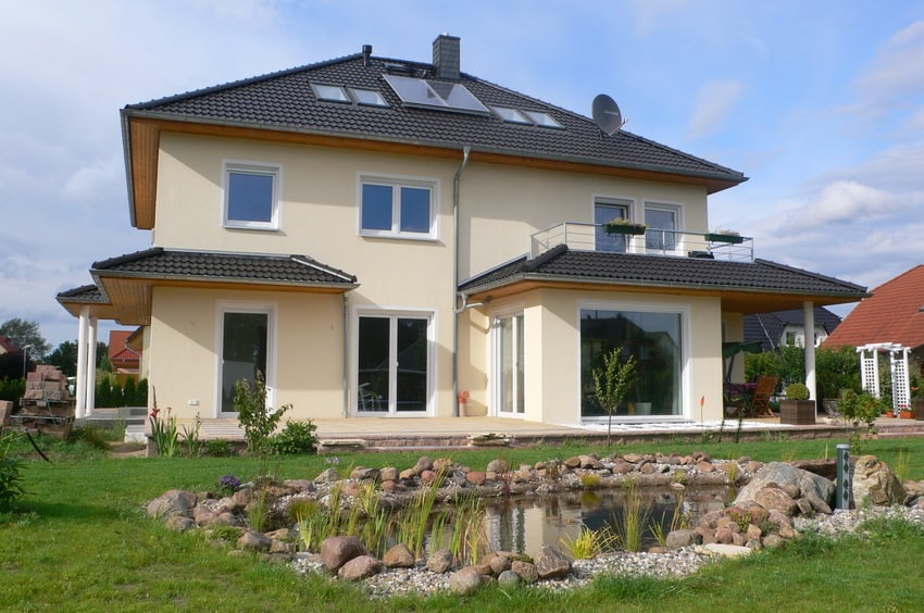 Stadtvilla Saale mit Walmdach und Gartenteich