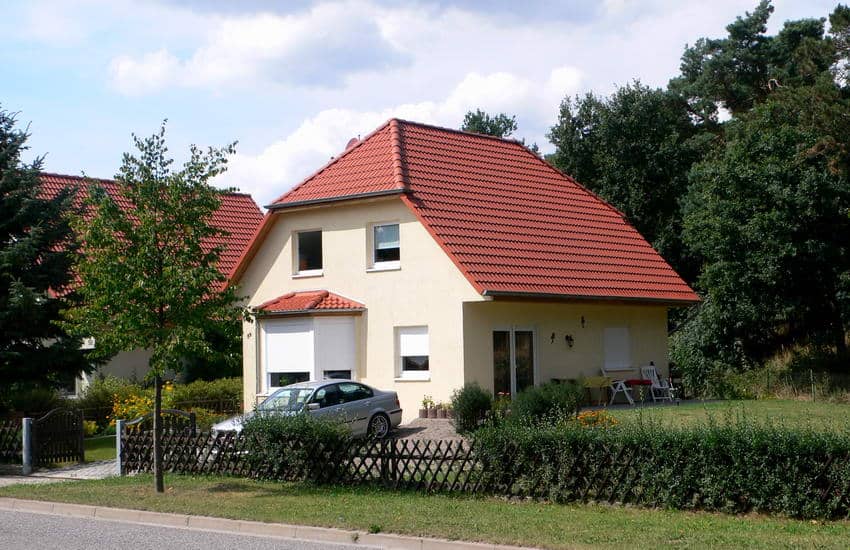 Einfamilienhaus Sülldorf mit rotem Satteldach und Auffahrt