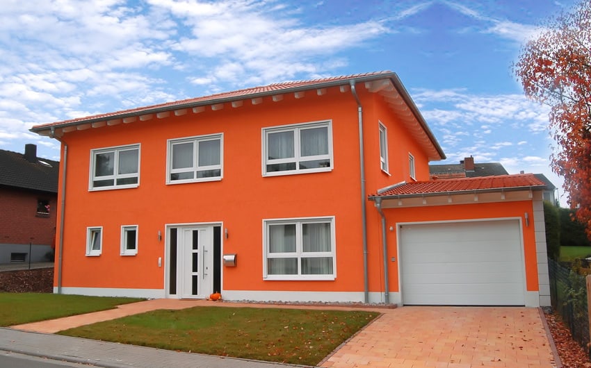 Stadtvilla Teltow mit orangefarbener Fassade und Garage