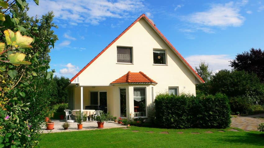 Einfamilienhaus Wahlitz mit rotem Satteldach und Rasenfläche