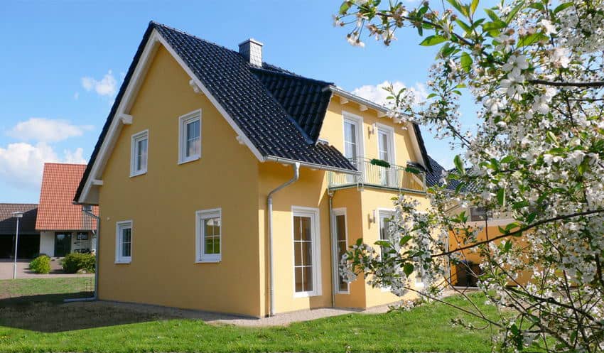 Einfamilienhaus Werder mit gelber Fassade und Satteldach