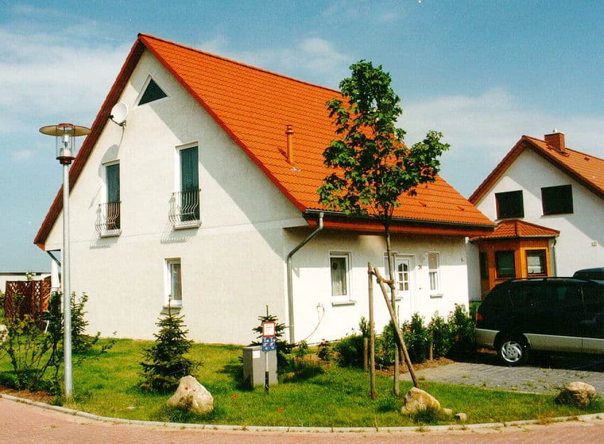 Einfamilienhaus Wörmlitz mit rotem Satteldach und Vorgarten