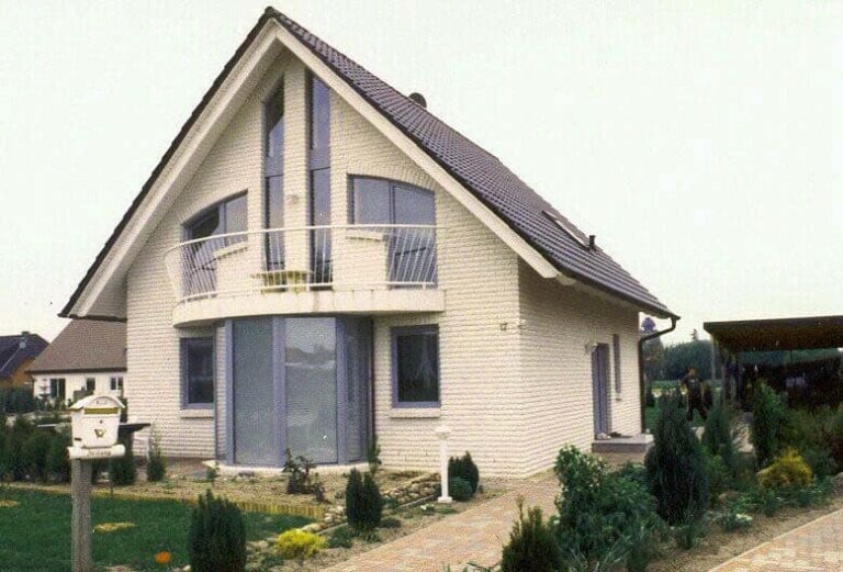 Einfamilienhaus Wolfsburg mit Balkon und großer Fensterfront