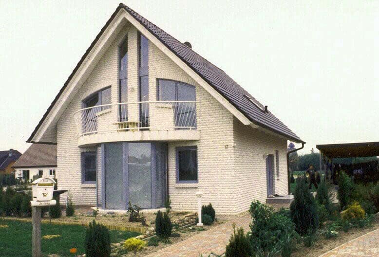 Einfamilienhaus Wolfsburg mit Balkon und großer Fensterfront