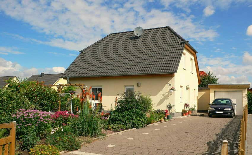 Einfamilienhaus Wolmirstedt mit gelber Fassade und Vorgarten